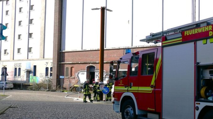 FW-DO: Feuer im Hafenbereich. Glutbrand in Rapssilo.