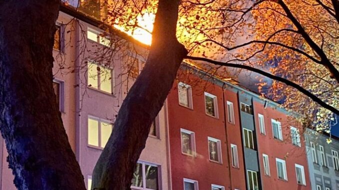 FW-DO: Feuer in Dortmunder Nordstadt - Flammen schlugen aus dem Dach