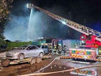 FW-DO: Feuer in Lindenhorst / Brennende Schrottautos und Reifen