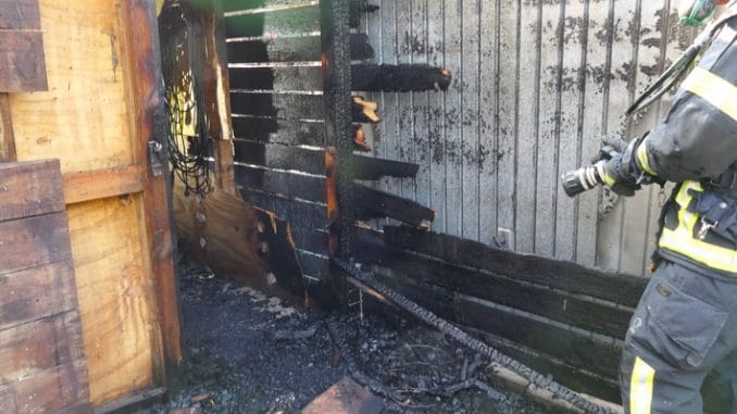 FW-DO: Feuer in Nette / Brennende Gartenlaube neben Wohnhaus