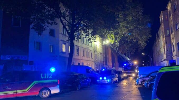 FW-DO: Feuer in einem Mehrfamilienhaus der Schillerstraße Vier Personen über Drehleiter gerettet