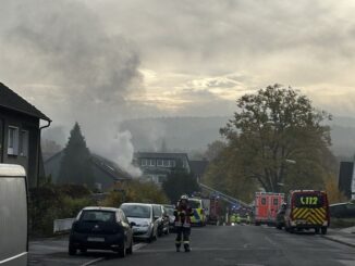 FW-DO: Feuer in einer Dachgeschosswohnung im Dortmunder Süden - Drei Katzen starben