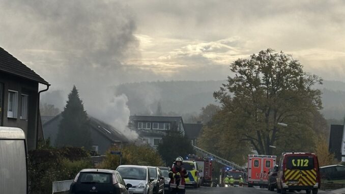 FW-DO: Feuer in einer Dachgeschosswohnung im Dortmunder Süden - Drei Katzen starben
