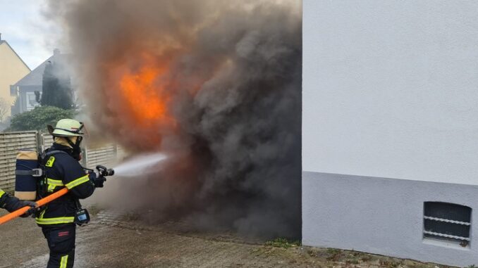 FW-DO: Feuer in einer Garage - Feuer am Wechselrichter greift auf PKW über
