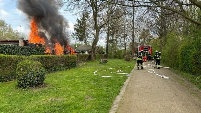 FW-DO: Feuer in einer Kleingartenanlage in Do-Wickede