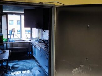 FW-DO: Feuer in einer Schule in Dortmund - Derne zerstört Schulküche