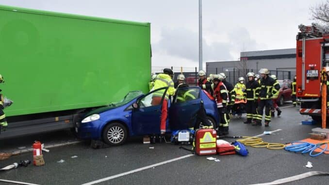 FW-DO: Feuerwehr befreit Beifahrerin nach Verkehrsunfall