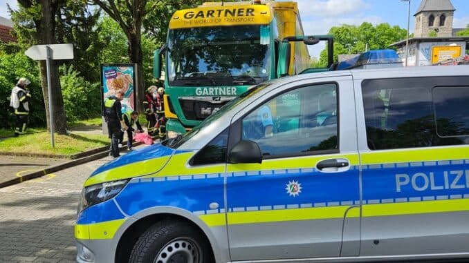 FW-DO: Feuerwehr befreit Radfahrer nach Verkehrsunfall