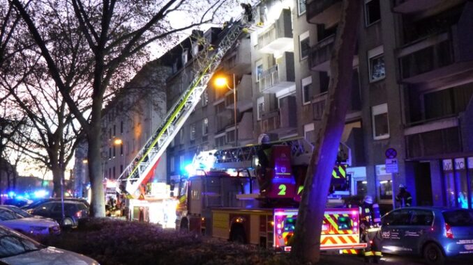 FW-DO: Feuerwehr rettet Bewohnerin - Großaufgebot bekämpft Wohnungsbrand in der Nordstadt