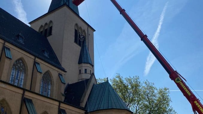 FW-DO: Feuerwehr sichert Blechteil an Kirchturm