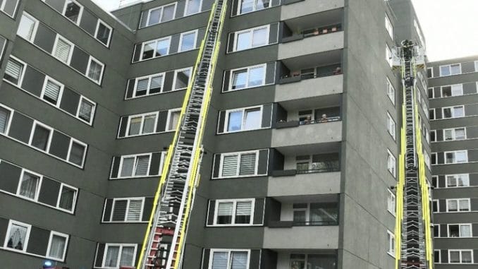 FW-DO: Flachdachbrand auf hohem Haus // Keine Verletzten