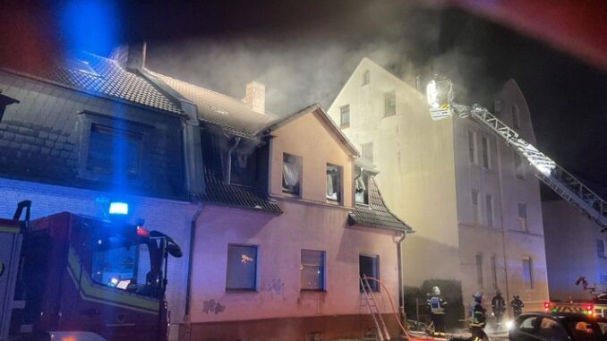 FW-DO: Kellerbrand breitete sich auf Erdgeschoss aus