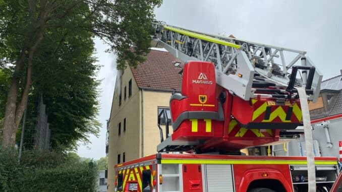 FW-DO: Küchenbrand in einer Dachgeschosswohnung // Feuerwehr verhindert Dachstuhlbrand