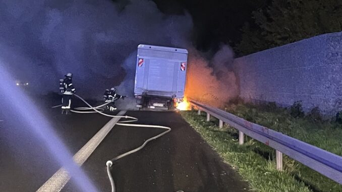 FW-DO: LKW-Anhänger brennt auf der BAB 2