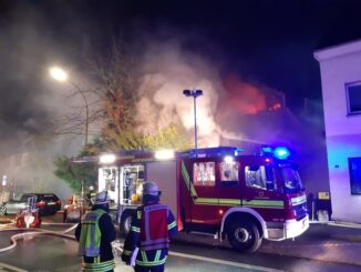 FW-DO: Leerstehendes Gebäude brennt vollständig aus - Feuerwehr die ganze Nacht im Einsatz