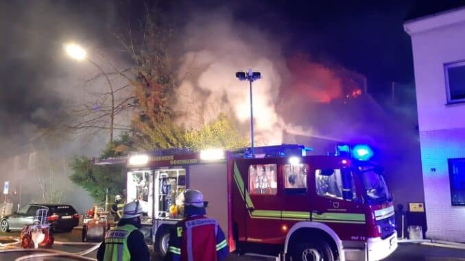 FW-DO: Leerstehendes Gebäude brennt vollständig aus - Feuerwehr die ganze Nacht im Einsatz