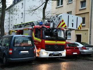 FW-DO: Loser Kamin auf einem Dach - Falschparker behindern Feuerwehr auf der Anfahrt