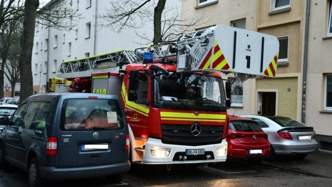 FW-DO: Loser Kamin auf einem Dach - Falschparker behindern Feuerwehr auf der Anfahrt