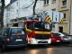 FW-DO: Loser Kamin auf einem Dach - Falschparker behindern Feuerwehr auf der Anfahrt