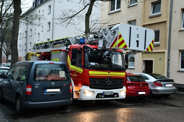 FW-DO: Loser Kamin auf einem Dach - Falschparker behindern Feuerwehr auf der Anfahrt