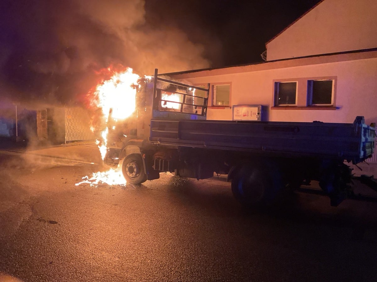 FW-DO: Mehrere brennende Fahrzeuge an der Sölder Straße