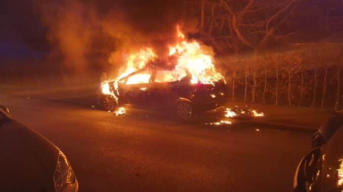 FW-DO: Nächtlicher PKW-Brand in Dortmund-Brackel