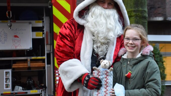 FW-DO: Nikolaus beschenkt Kinder im Städtischen Klinikum Dortmund