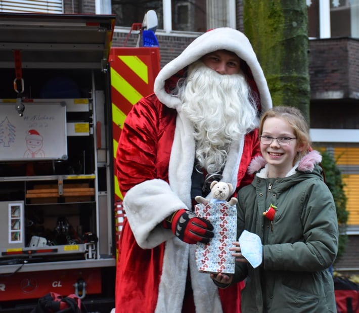 FW-DO: Nikolaus beschenkt Kinder im Städtischen Klinikum Dortmund