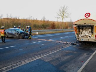 FW-DO: PKW fährt gegen geparkten Tanklastzug - Fahrerin leicht verletzt