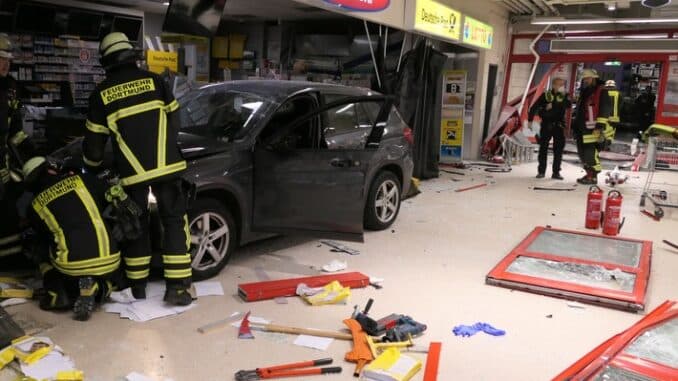 FW-DO: PKW fährt in Eingangsbereich eines Einkaufmarktes // Keine Verletzten