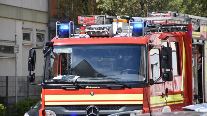 FW-DO: Propangasflasche aus brennender Gartenlaube gezogen