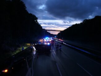 FW-DO: Schwerer Verkehrsunfall auf der BAB 45 Fahrtrichtung Frankfurt Lieferwagen kippt auf die Seite