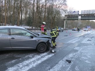 FW-DO: Sieben Fahrzeuge verunfallen wegen Straßenglätte auf der B54