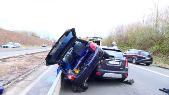 FW-DO: Unfall auf der B1 - Ein Fahrer wurde eingeklemmt