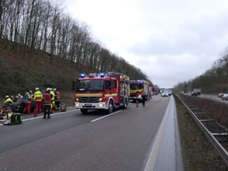 FW-DO: Unfall auf der BAB 45 - Citroën C4 überschlägt sich und bleibt auf dem Dach liegen