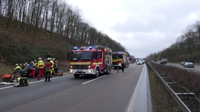 FW-DO: Unfall auf der BAB 45 - Citroën C4 überschlägt sich und bleibt auf dem Dach liegen