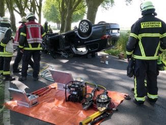 FW-DO: Unfallopfer vorbildlich durch Ersthelfer betreut // PKW landet bei Verkehrsunfall auf dem Dach