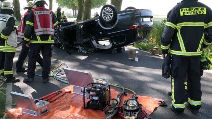 FW-DO: Unfallopfer vorbildlich durch Ersthelfer betreut // PKW landet bei Verkehrsunfall auf dem Dach