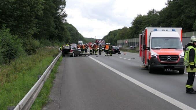 FW-DO: Verkehrsunfall auf der A 45 Fahrtrichtung Frankfurt Kollision zweier Pkw führt zu einer Vollsperrung von mehr als 1 Stunde