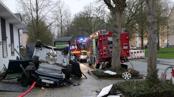 FW-DO: Verkehrsunfall in Nette. Eingeklemmte Person in überschlagenem Pkw.