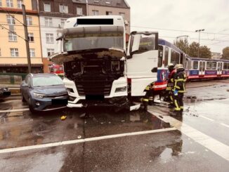 FW-DO: Verkehrsunfall zwischen Straßenbahn und Sattelauflieger auf großer Kreuzung