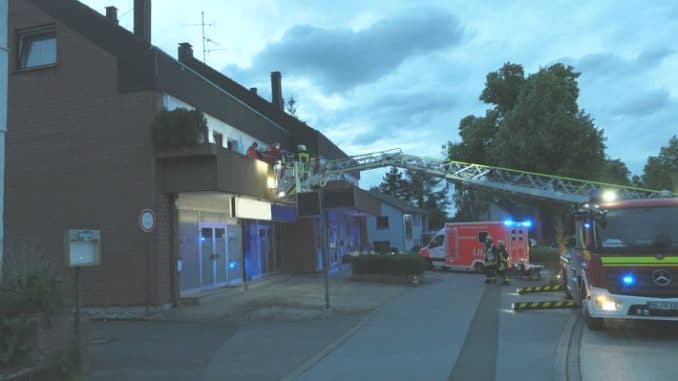 FW-DO: Verletzte Person wird mit der Drehleiter aus dem Haus transportiert