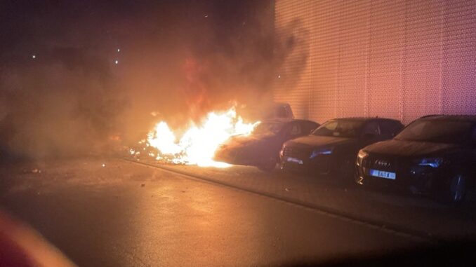 FW-DO: Vier brennende Autos an einem Autohaus an der B1