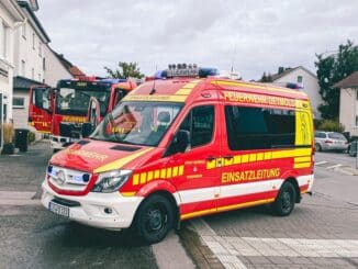 FW-DT: Brand in Ladengeschäft erfolgreich gelöscht, 17 Personen und vier Tiere evakuiert