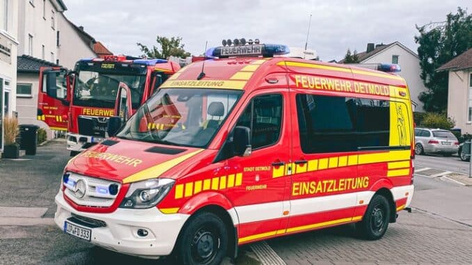 FW-DT: Brand in Ladengeschäft erfolgreich gelöscht, 17 Personen und vier Tiere evakuiert