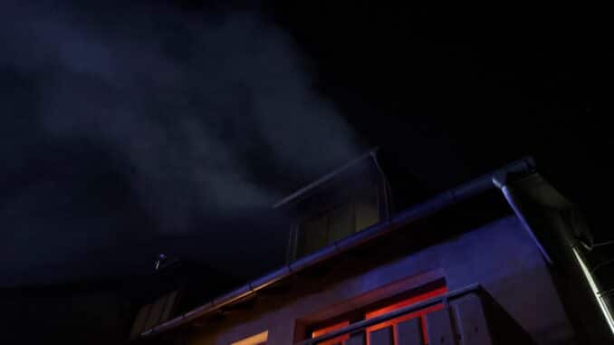 FW-DT: Brand in Reihenendhaus - Zwei Personen betreut