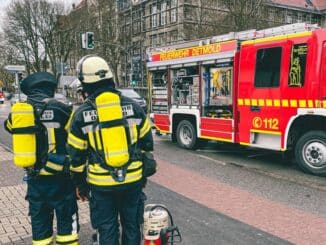 FW-DT: Brandgeruch aus Wohnung - Brennender Pappkarton ruft Feuerwehr Detmold auf den Plan