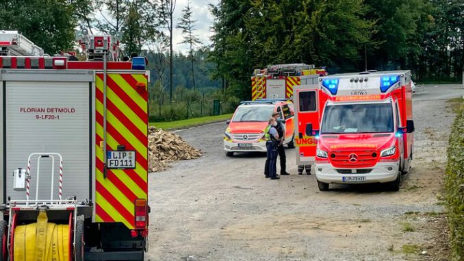 FW-DT: Brennende Gasflasche in Imbissstand - eine verletzte Person