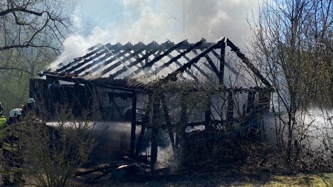 FW-DT: Carport brennt in voller Ausdehnung