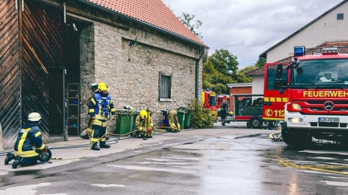 FW-DT: Detmolder Feuerwehr bekämpft Brand in Scheune